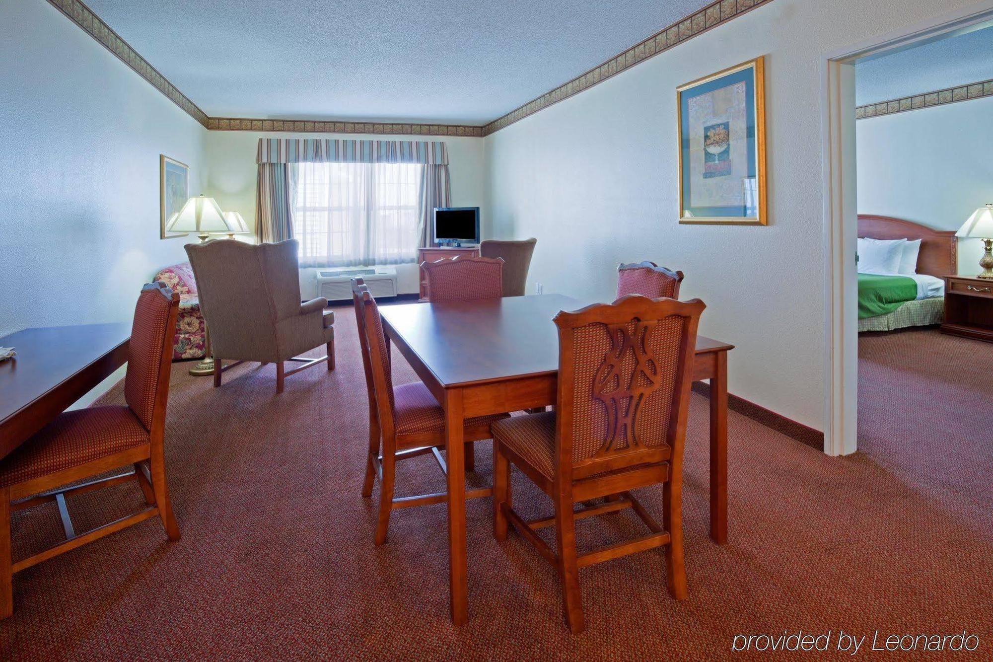 Hotel Country & By Radisson, Coralville, Ia